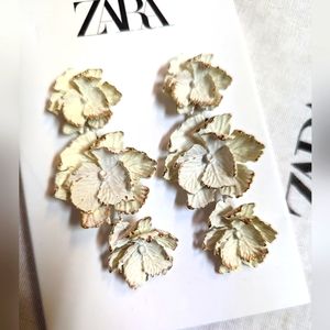 Zara white scuplted enamel triple stacked flower floral dangle earrings NWT